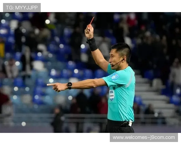 聚焦足球第一哨裁判的賽場風采與公正執法傳奇篇章全面揭秘魅力展